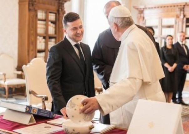 Зеленский пригласил Папу Римского в Донбасс и заявил, что теперь он — президент мира