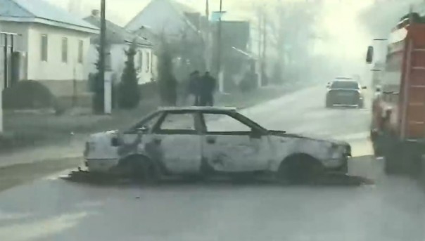 Очевидец снял на видео последствия погрома и массовый переход дунган из Казахстана в Киргизию