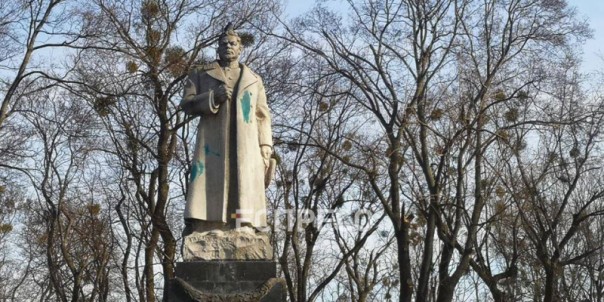 Памятник Ватутину в Киеве облили зеленой краской
