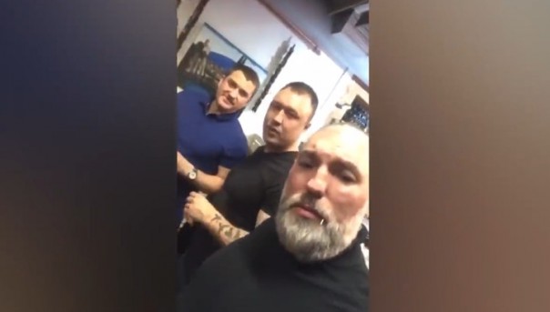 В Тюмени сотрудники СКР и МВД отметили повышение коллеги под крики "АУЕ" и "Жизнь ворам"