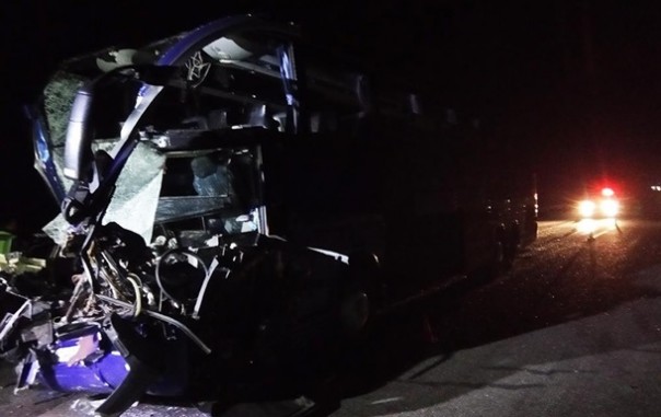 В Николаевской области автобус врезался в грузовик: 17 пострадавших | В Житомирской области автобус влетел в столб, есть жертвы