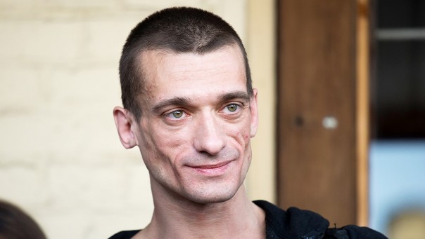 Павленский, прибивавший тестикулы к брусчатке, разочаровался во Франции