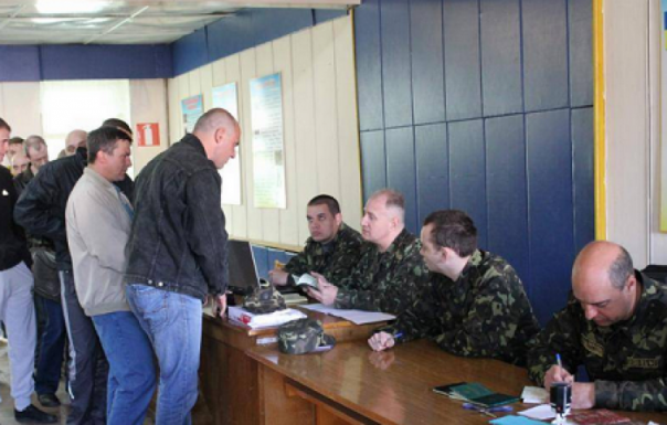 Украинцам придется жениться только через военкомат