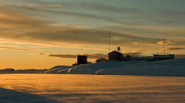 Украинскую антарктическую станцию покрыл "кровавый снег"