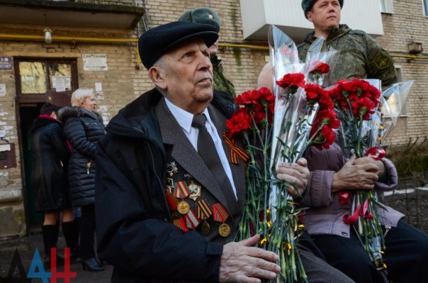 Парадные расчеты, оркестр и подарки: В Донецке поздравили ветерана ВОВ с 94-летием