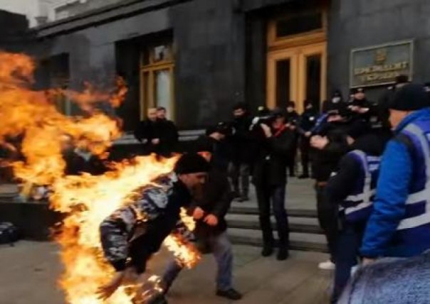 Под Офисом президента украинец совершил самоподжог (Видео)