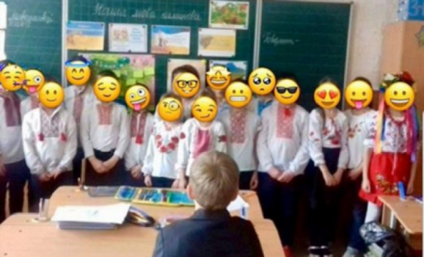 На Харьковщине устроили коридор позора школьнику, посмевшему явиться в школу не в вышиванке