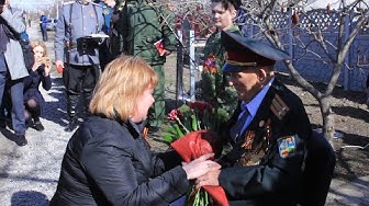 В прифронтовом Докучаевске прошел парад для одного ветерана