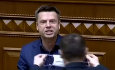 Шоу в Раде продолжается, несмотря на эпидемию: на Гончарнеко попытались надеть маску (видео)