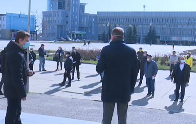 В Сумах из-за коронавируса провели сессию горсовета на улице