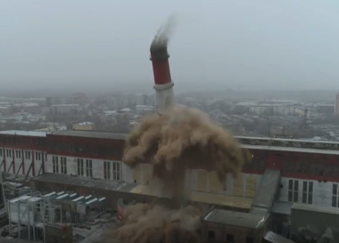 В Красноярске взорвали старую дымовую трубу на ТЭЦ-1 — эпичное видео