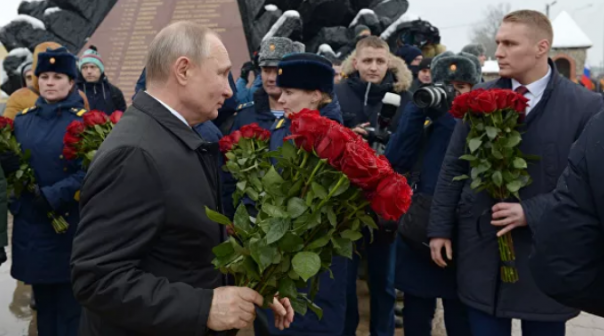 Президент почтил память псковских десантников и пообщался с родными погибших