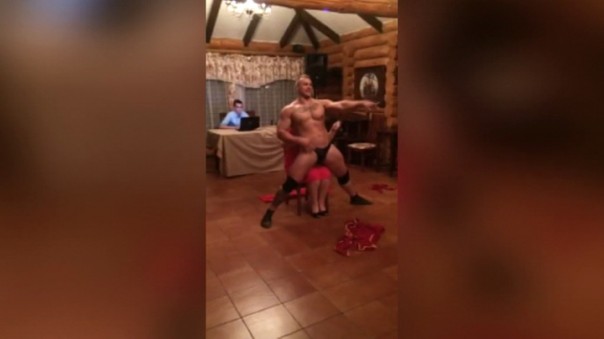 Мужской стриптиз для чиновницы: запись стала достоянием общественности