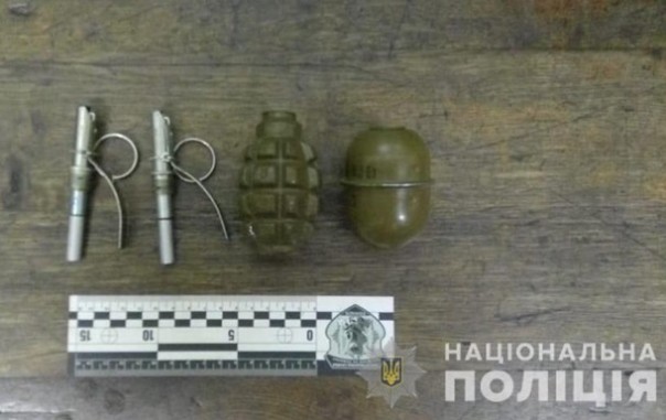 В Харькове в метро задержали мужчину с гранатами | Житель Одесской области хранил арсенал оружия | В Чернигове нашли взрывное устройство в квартире