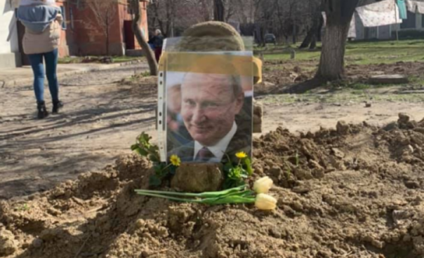 В Херсоне соорудили символическую могилу Владимира Путина и выяснили, что город набит «сепарами»