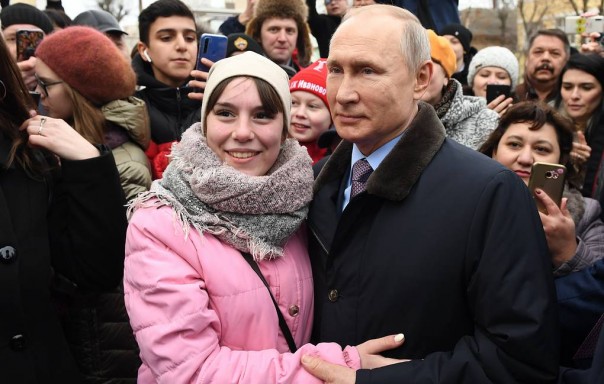 "Возьмите меня замуж!". Девушки города Иваново признались Путину в любви