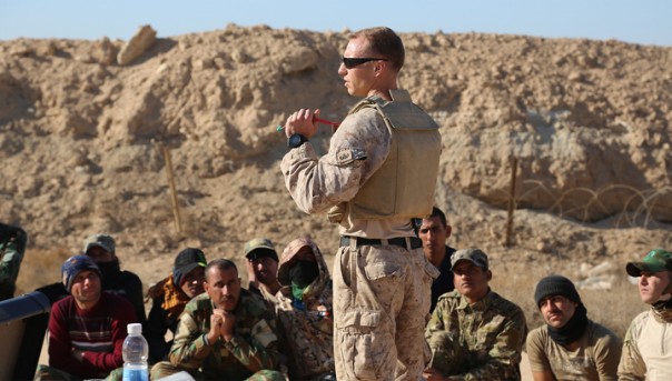 По базе США в Ираке нанесен ракетный удар | ВВС США обстреляли базу иракского ополчения на границе с Сирией