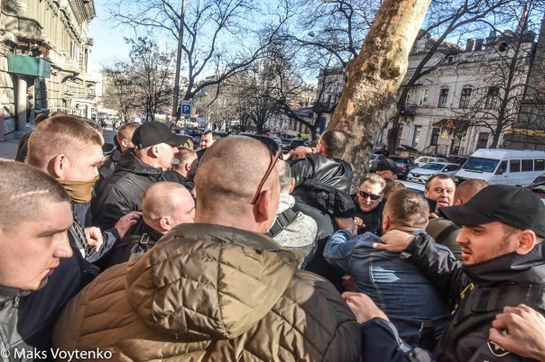 "Повторить 2 мая?". Радикалы в Одессе штурмовали съезд депутатов «Оппозиционной платформы — За жизнь»