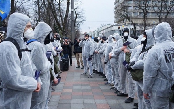 Нацкорпус требует под Радой отправить депутатов на карантин. Нардепы изменили график работы из-за карантина