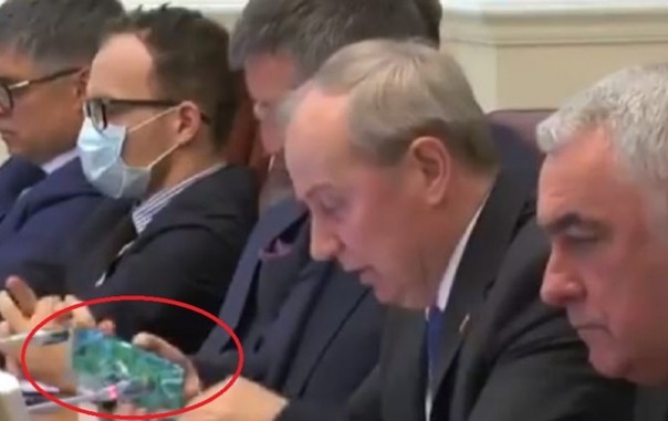 "Фермер" Аваков на заседании Кабмина играл в игру на смартфоне