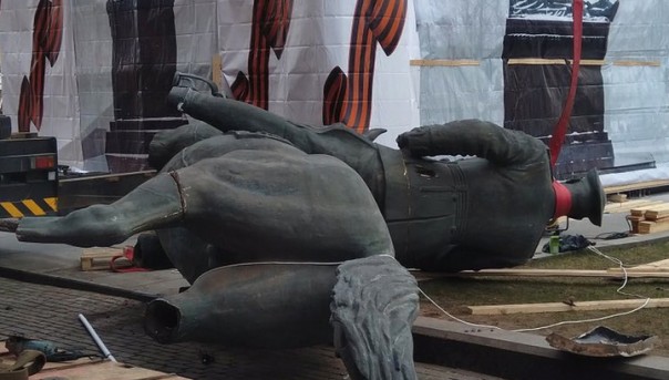 На Манежной площади в Москве демонтировали памятник маршалу Жукову и поставили вместо него новый.