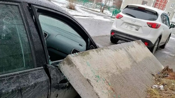 Коммунальный работник повалил бетонную плиту на автомобиль