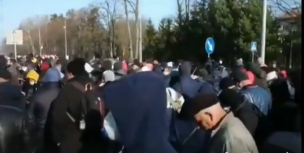 Апокалипсис на польско-украинской границе: жуткое столпотворение украинцев, возвращающихся на родину пешком и с коронавирусом