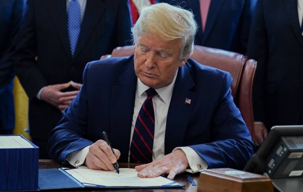 Трамп подписал закон о стимулирующих экономику США мерах на $2 трлн