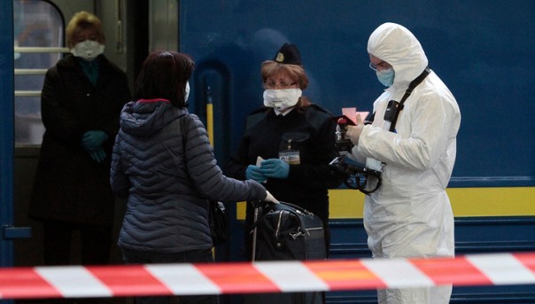 Более 20 тысяч возвращающихся россиян могут привезти с собой коронавирус | Спецпоезд везет из Киева в Москву более 700 россиян