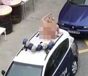 Голая испанка на крыше полицейского авто устроила протест против карантинной самоизоляции