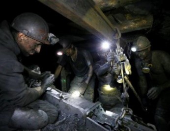 Ахметов закрывает шахты, лишая работы 90 тысяч горняков