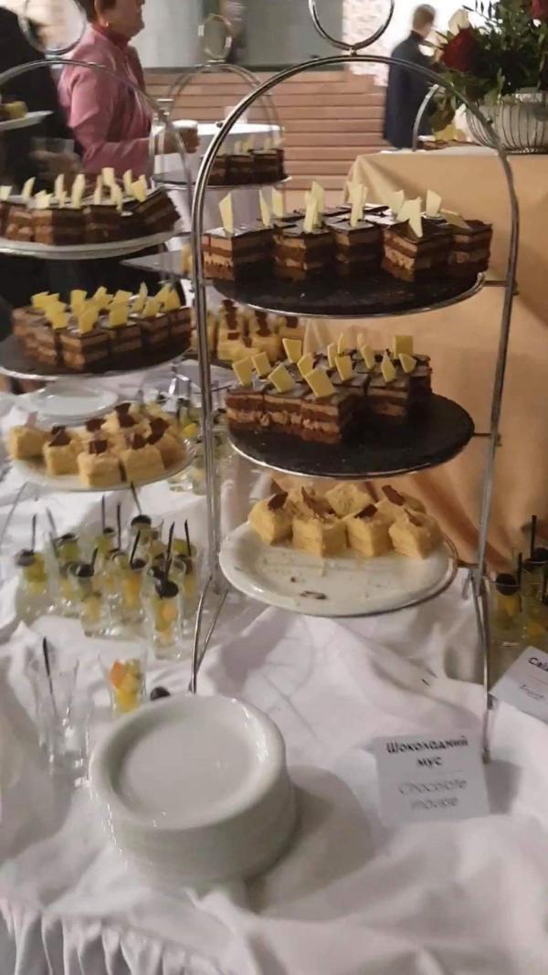 «Верх цинизма». Гости Вятровича объедались семгой и пирожными в день памяти жертв Голодомора (Фото, видео)