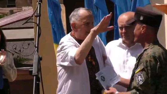 Украинский ветеран дивизии СС "Галичина" привычно зиганул на церемонии награждения рыцарским крестом (Видео)