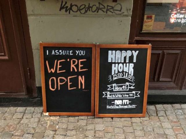 У Швеции своё мнение: "Запирать людей дома в долгосрочной перспективе не получится. Рано или поздно люди все равно выйдут на улицу”