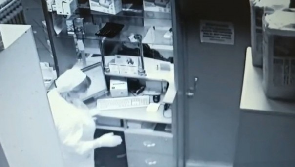 Известного российского историка избили в очереди за масками в московской аптеке