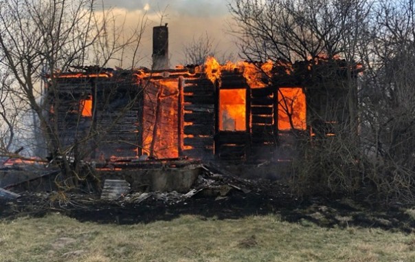 Из-за поджога сухостоя на Житомирщине загорелись дома на одной улице села, на  Черниговщине горит хутор Обырок