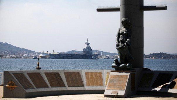 Треть "Шарля де Голля" подхватила коронавирус