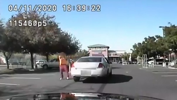 Машина с людьми попала под огонь во время уличной перестрелки в США. Видео