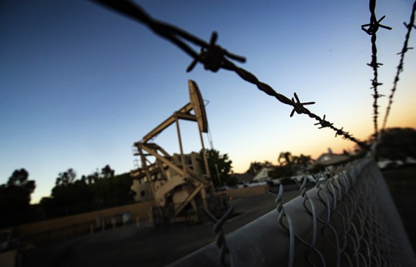 Серьезного падения цен на бензин в России ждать не стоит. Обзор.