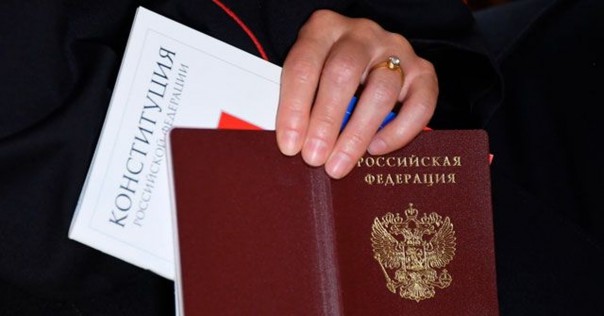 Путин поручил оптимизировать процесс получения российского гражданства и предложил вручать новое издание Конституции при выдаче паспорта