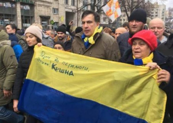 Мятые брюки и перевёрнутый флаг. Саакашвили вновь попал в информационный скандал | Саакашвили объявил себя «абсолютным сторонником мира с Россией»