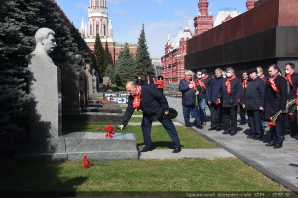 Двое партийцев заразилось, но это не так важно: почему зюгановцы готовы убить пенсионеров
