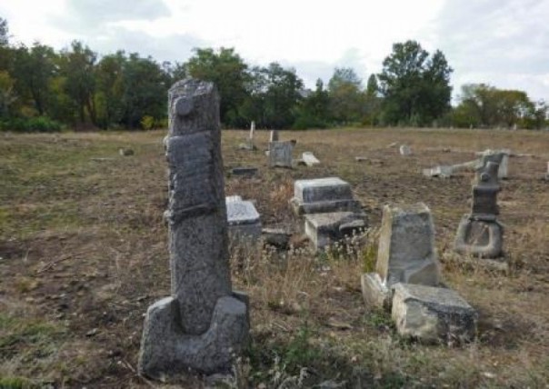 Жители Мелитополя приспособили старинные надгробья для проведения пикников