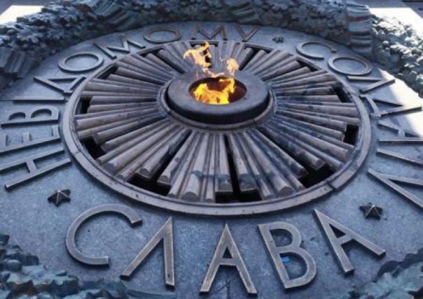 В киевском парке Славы Вечный огонь забросали мусором