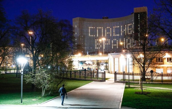 Надпись "Спасибо врачам!" появилась на фасаде гостиницы "Космос"