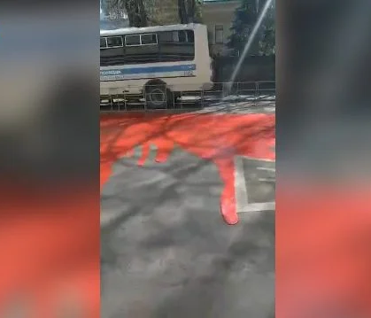 Не простим! У здания украинского посольства в Москве разлили «кровь»