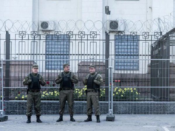 Украинский военный подкинул на территорию посольства РФ в Киеве таинственный пакет