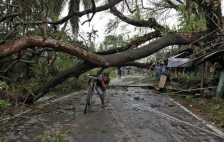 В Индии объявили стихийное бедствие. Циклон Амфан разрушил миллион домов