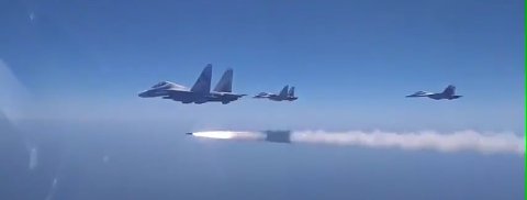 Истребители Су-30 ВВС Венесуэлы выпустили противокорабельные ракеты в сторону эсминцев ВМС США