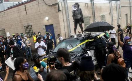 Протесты в Миннеаполисе переросли в погромы и мародёрство